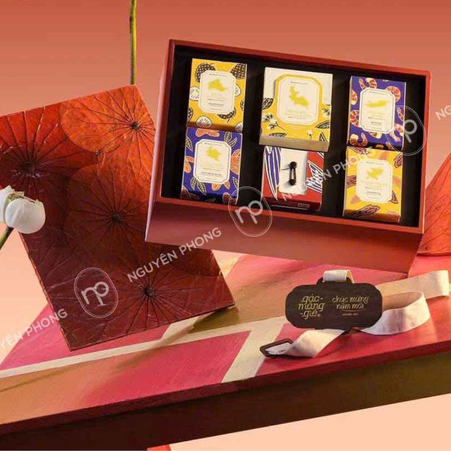 Họa tiết ấn tượng thu hút trên hộp quà