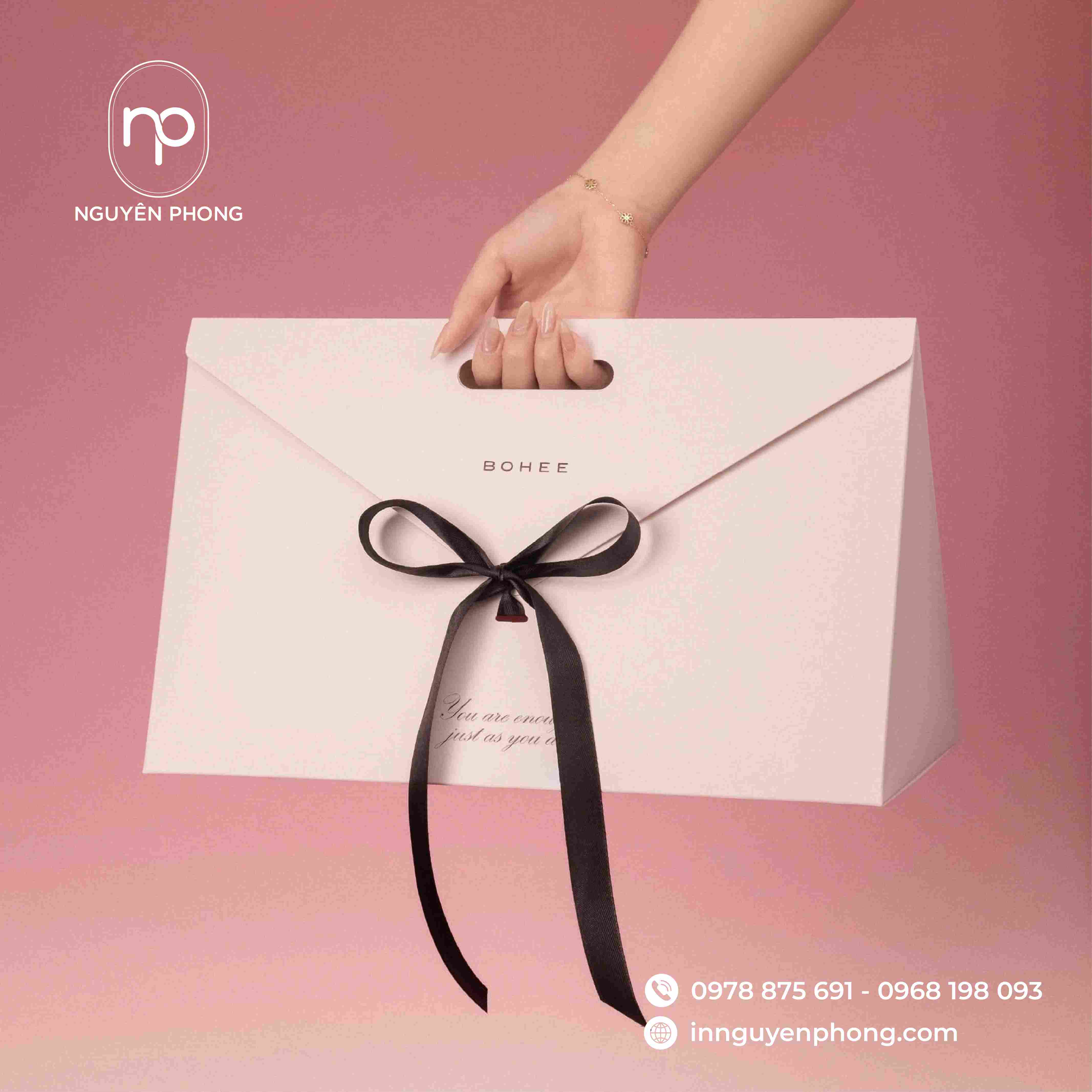 Túi giấy thiết kế riêng của hãng thời thời trang 