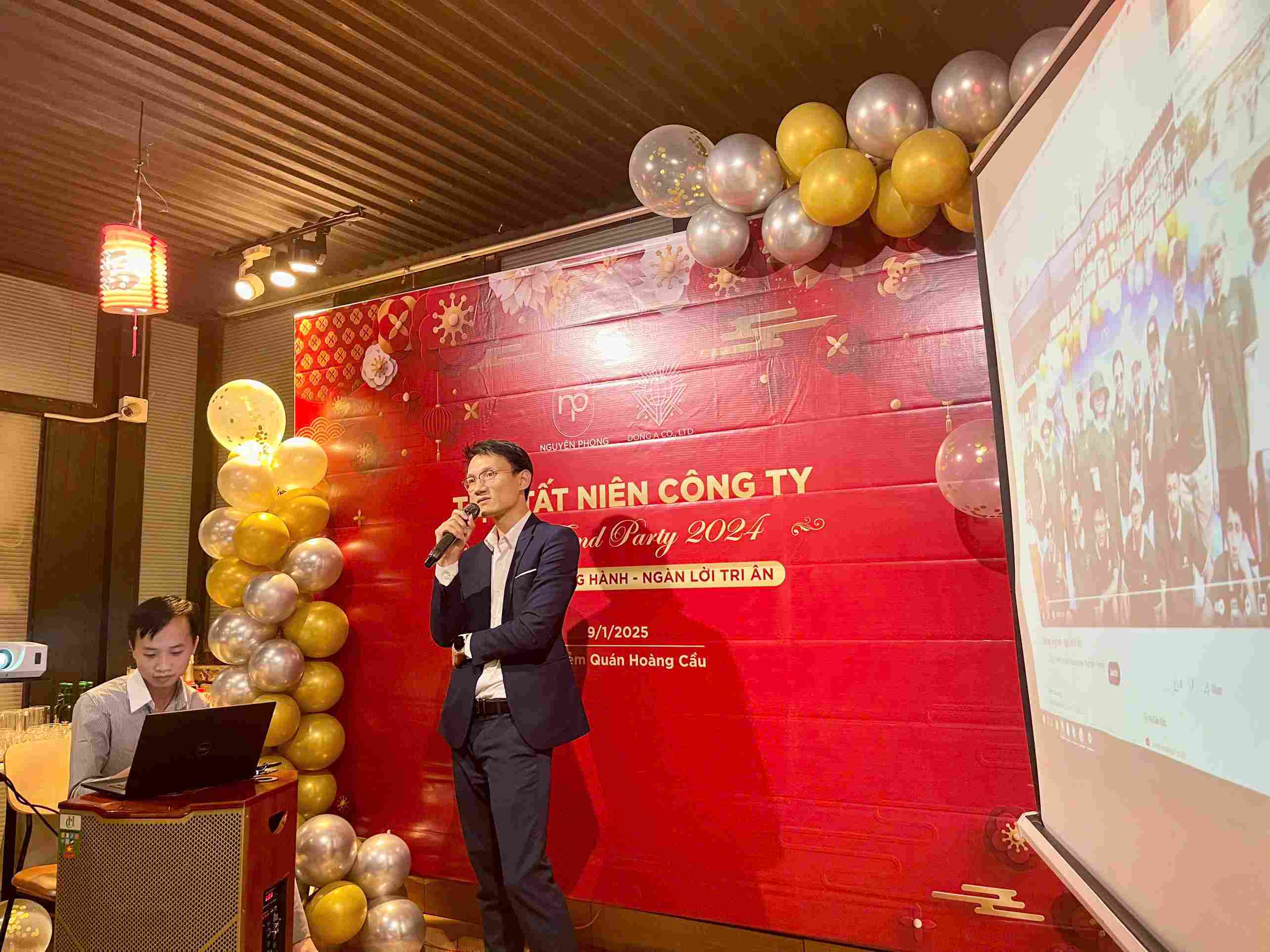 Chương trình ca hát do chính các thành viên công ty thể hiện