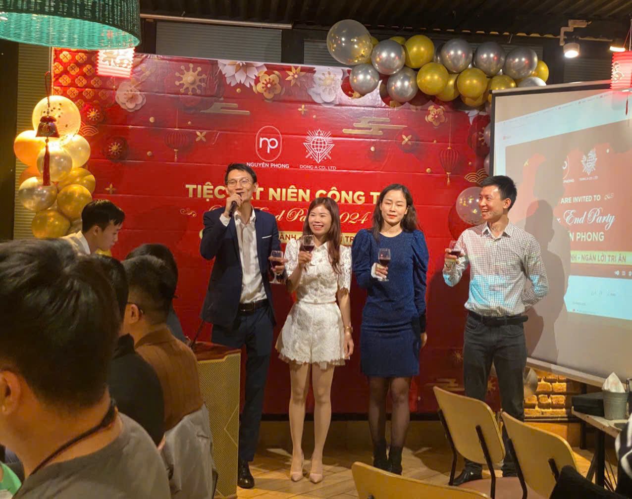 Ban lãnh đạo nâng cùng nâng ly kỷ niệm 1 năm hoạt động