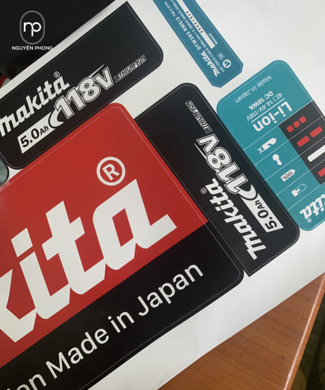Decal tem nhãn nhựa dán lên máy móc